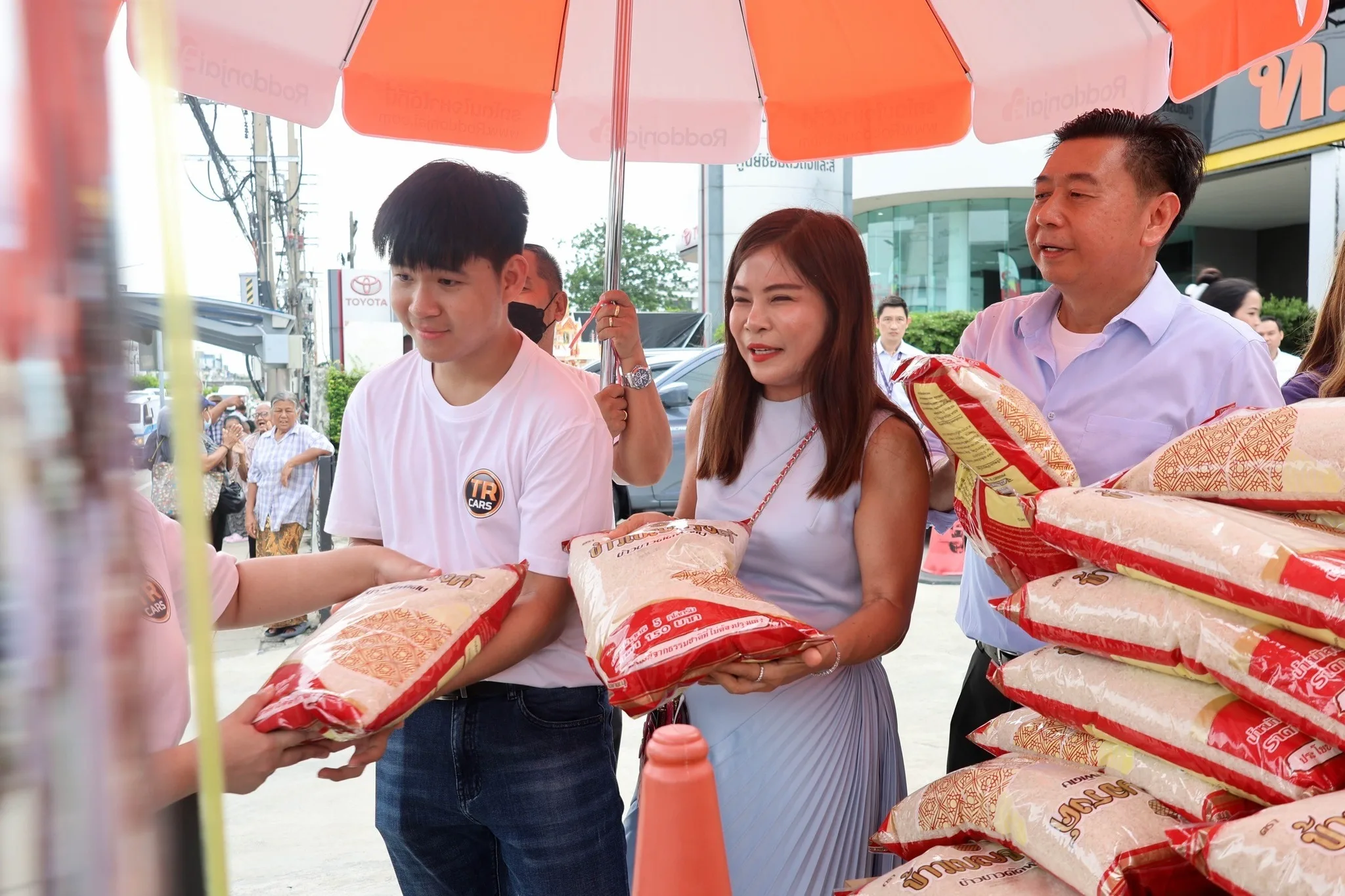 คุณ นุชรี หิรัญรัตน์ และคุณทวีศักดิ์ รุ้งแสงเจริญทิพย์ กิจกรรมแจกข้าวสารให้กับพี่น้องชาวชุมชนคันนายาว