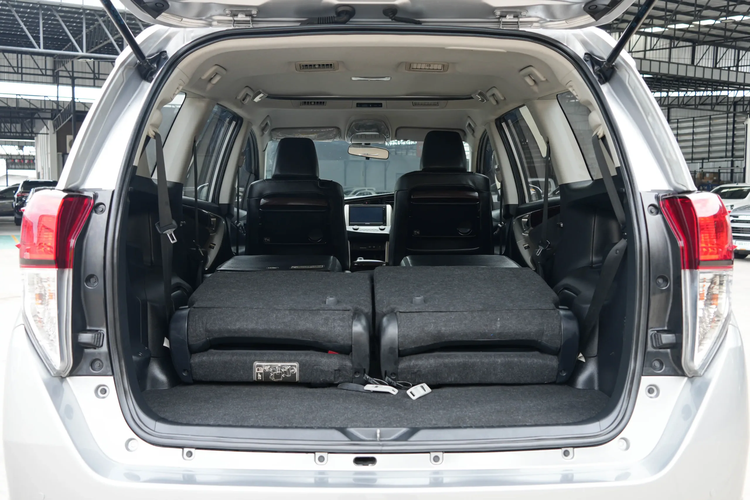 2021 Toyota INNOVA 2.8 (ปี 16-22) Crysta Premium Wagon - Image 33