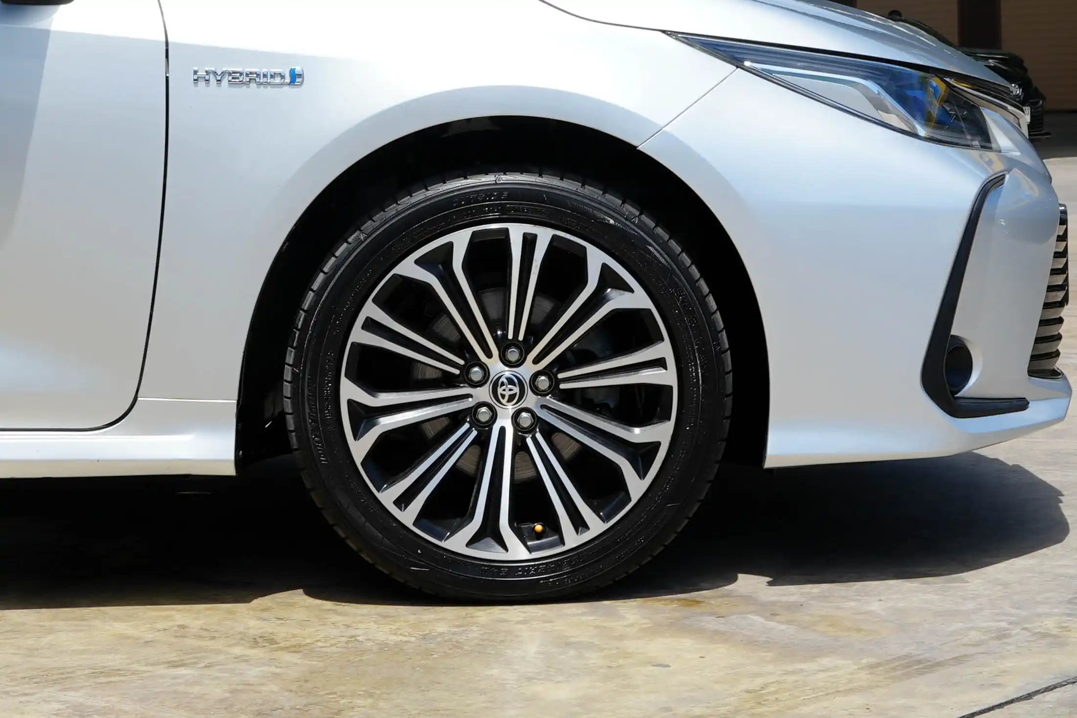2022 Toyota Corolla Altis 1.8 (ปี 19-25) Hybrid Premium Sedan - Image 12
