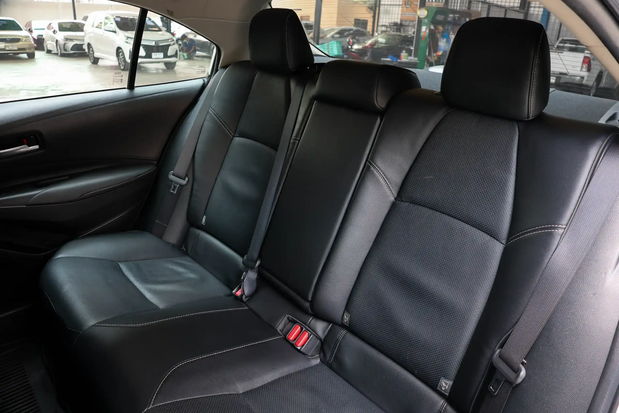 2022 Toyota Corolla Altis 1.8 (ปี 19-25) Hybrid Premium Sedan - Image 14