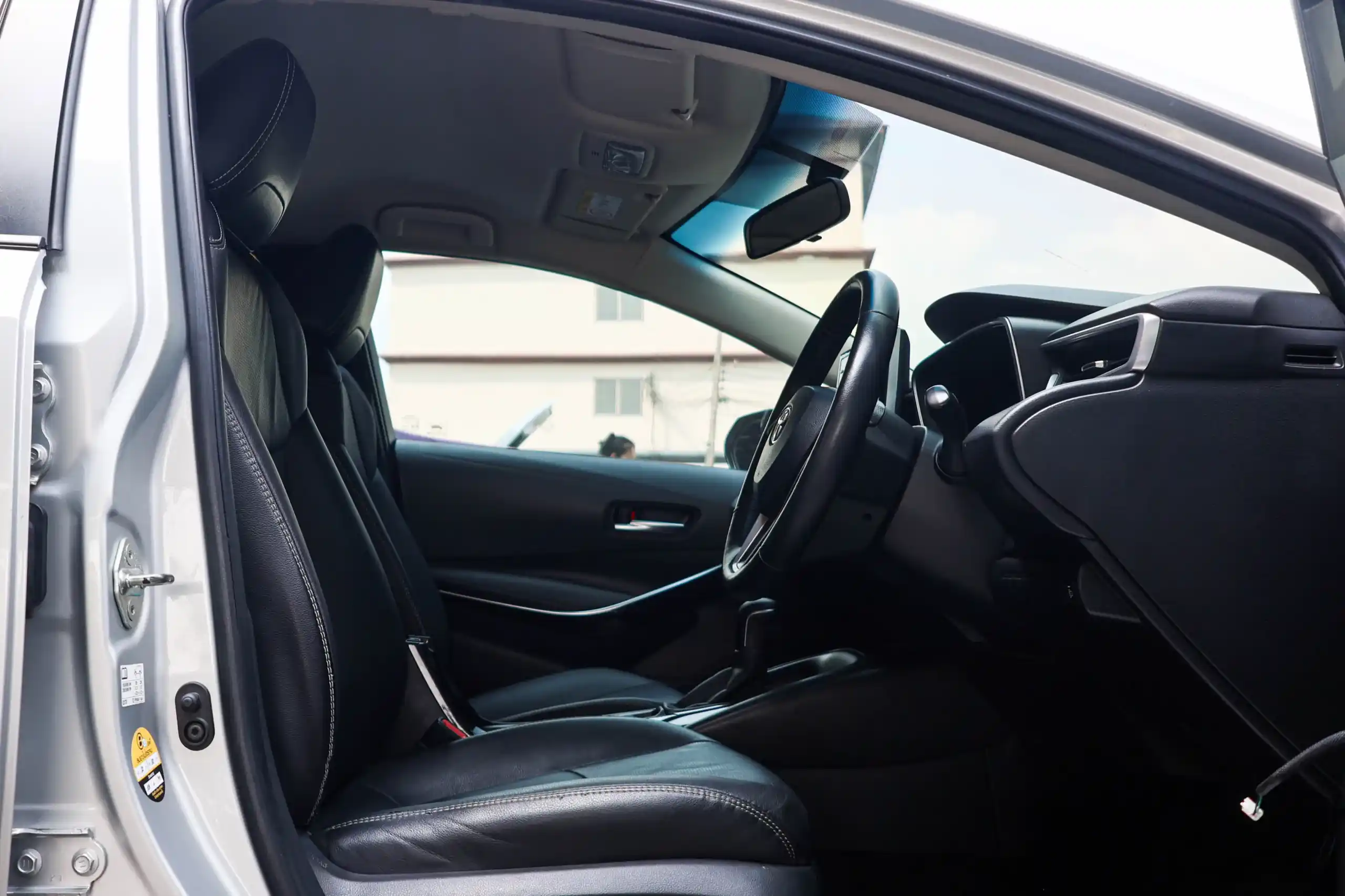 2022 Toyota Corolla Altis 1.8 (ปี 19-25) Hybrid Premium Sedan - Image 15